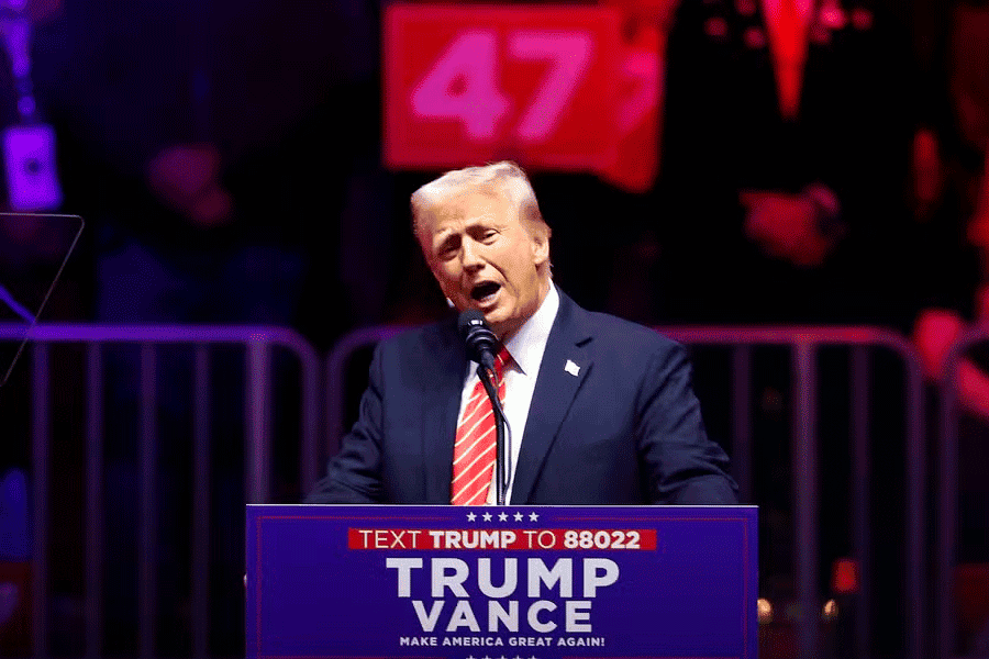 donald trump falando no microfone